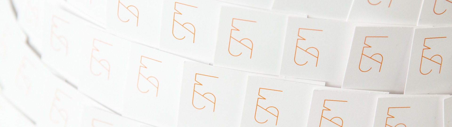 Mehrere Karten mit stilisiertem Logo im minimalistischen Design.