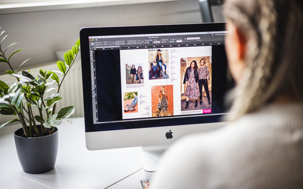 Eine Person arbeitet am Computer an der Bildbearbeitung für ein Modemagazin.