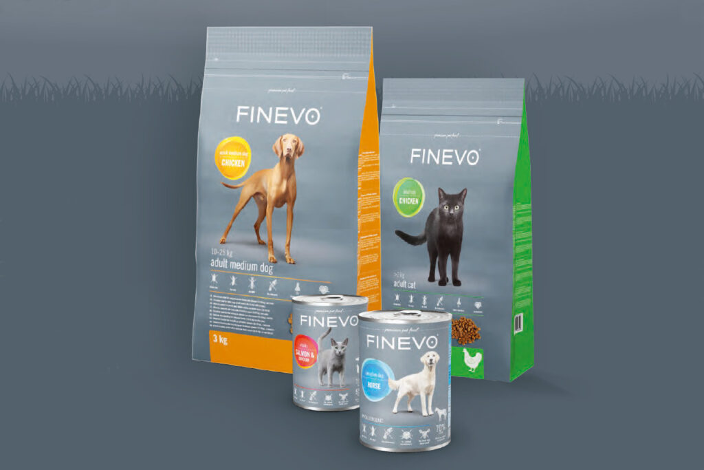 Produktkommunikation durch klare Etikettierung von Hunde- und Katzenfutter.