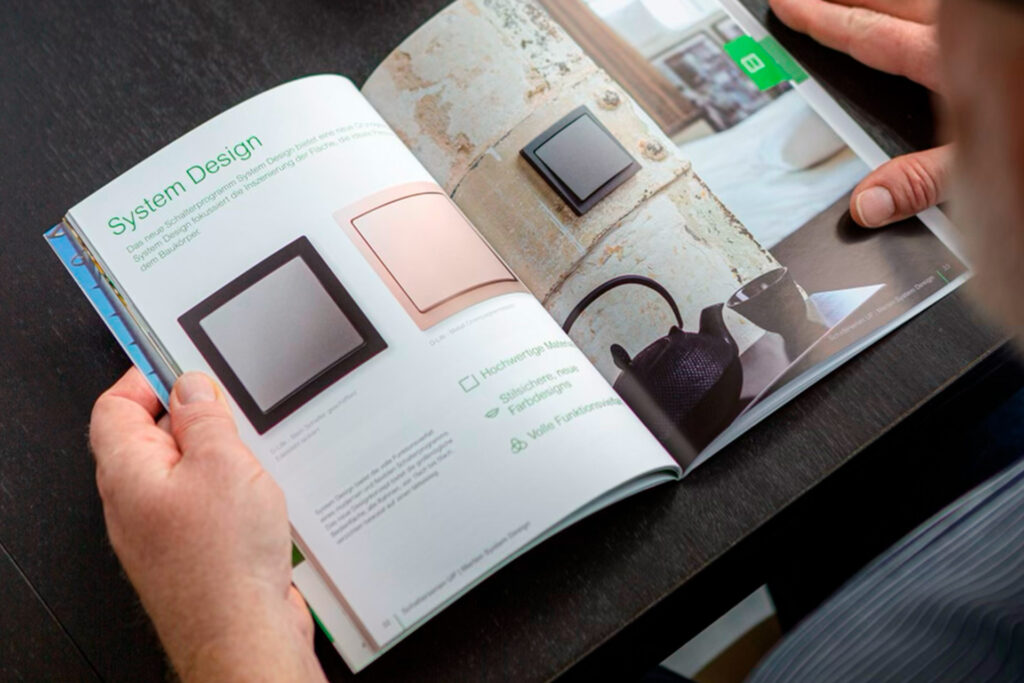 Layout von Werbemitteln mit Fokus auf Schalterdesign in einem Katalog.